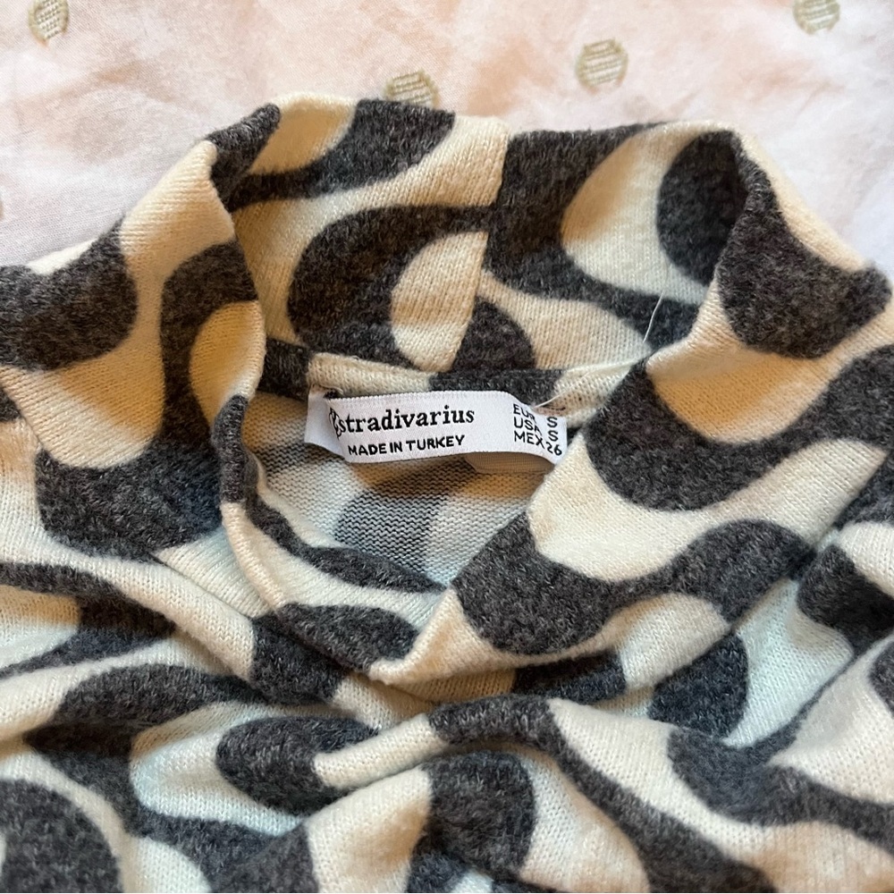 Stradivarius Black and White Wave Long Sleeve Top - Picture 2 of 2